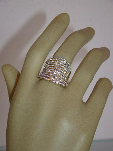 Anel dourado com strass