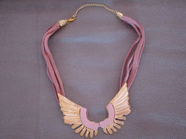 Colar Asas rosa